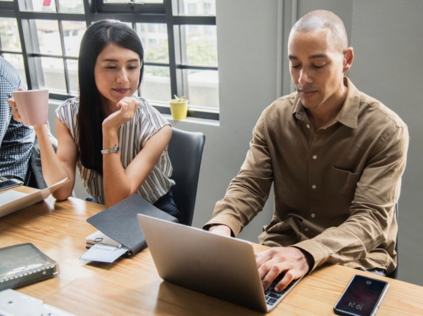 Espace de travail collaboratif avec vue sur la ville
